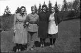 P-O Pettersson i uniform omgiven av Karin och Gerda på Nytorp och hans mor Olivia Pettersson längst till höger. De står i samlade i en grässlänt.