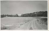 Vy från Streteredsvägen mot Sagereds gård vintern 1954-55. Huset till vänster är 