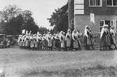 Marsch till barnsjukhuset den 20 juni 1930. Folkdräkter. Bilder från Barnsjukhusets invigning i Linköping. Invigningen av Blåklintshemmet år 1931. Bilder från Blåklintshemmets invigning år 1931.