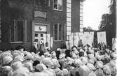 Invigningen den 20 juni 1931. Grevinnan Alice Trolle talar. Bilder från Barnsjukhusets invigning i Linköping. Invigningen av Blåklintshemmet år 1931. Bilder från Blåklintshemmets invigning år 1931.