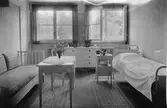 Interiör barnsjukhuset i Linköping. Sal med sängar. Sovplatser. Sjukhus. Bilder från Barnsjukhusets invigning i Linköping. Invigningen av Blåklintshemmet år 1931. Bilder från Blåklintshemmets invigning år 1931.