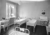Sjuksal för fyra. Sängar. Interiör barnsjukhuset. Bilder från Barnsjukhusets invigning i Linköping. Invigningen av Blåklintshemmet år 1931. Bilder från Blåklintshemmets invigning år 1931.