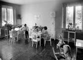 Matsalen på barnsjukhuset. Barn. Leksaker. Gunghäst. Bilder från Barnsjukhusets invigning i Linköping. Invigningen av Blåklintshemmet år 1931. Bilder från Blåklintshemmets invigning år 1931.
