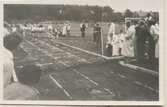 Tävlingar på Stretereds idrottsplats 1940-tal. I bakgrunden till höger skymtar manliga yrkeshemmet.