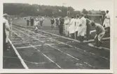 Tävlingar på Stretereds idrottsplats 1940-tal. I bakgrunden till höger skymtar manliga yrkeshemmet.