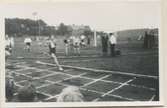 Tävlingar på Stretereds idrottsplats 1940-tal. I bakgrunden till höger skymtar manliga yrkeshemmet.