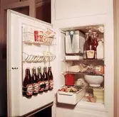 INTERIÖR AV KYLSKÅP PÅ NEG. FÄRG
INT.