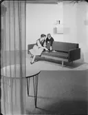 OMSLAG STRING I BILDEN, BÄDDSOFFA MED ARRANGEMANG I ATELJEN