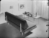 OMSLAG STRING I BILDEN, BÄDDSOFFA MED ARRANGEMANG I ATELJEN