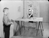 BORDSKIVA MED BOCKAR O. LEKANDE POJKAR