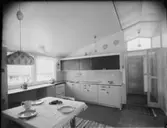 LANTARBETARBOSTAD I TARV
EXT. INT