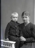 Ateljéfoto, barnporträtt, troligen flicka med lillebror. Beställare: Anton Fransson.