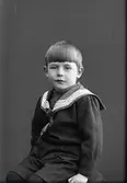 Pojkporträtt, sittande pojke med sjömanskostym. Beställare: Hedenberg, Helsjön.