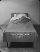 FLICKA I SÄNG FÖR ANNONS 