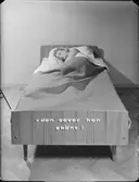 FLICKA I SÄNG FÖR ANNONS 