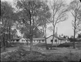 ÅLDERDOMSHEM I ROSLAGS-LÄNNA
EXT. OCH INT.