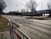 Vy mot sydost över Idrottsvägen mot Åby isstadion/Åby bandybana vilken har adress Idrottsvägen 5 i Åby, Mölndal. Fastighetsbeteckning är Hälsan 2. Fotografi taget den 15 mars 2022. Byggnadsdokumentation inför rivning.