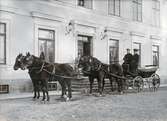 Fyrspann framför huvudingången på Karlslunds gård, 1890-tal