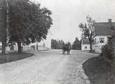 Häst och vagn på gårdsplanen på Karlslunds gård, 1890-tal
