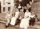 Familjen Dieden på herrgårdstrappan på Karlslunds gård, 1890-tal