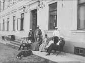 Familjen Dieden poserar vid entrén på Karlslunds gård, 1890-tal