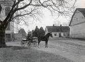 Henrik Dieden med sällskapsdam på Karlslunds gård, 1890-tal
