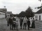 Samling på stallbacken på Karlslunds gård, 1890-tal