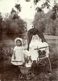 Barn i trädgården på Karlslunds gård, 1890-tal