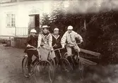 Barn med cyklar på Karlslunds gård, 1900 ca