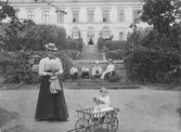 Familjen Dieden framför Karlslunds gård, 1890-tal