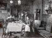 Kaffebjudning i salongen på Karlslunds gård, 1890-tal