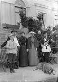 Familjen Dieden vid entrén till Karlslunds gård, 1890-tal