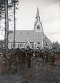 Folksamling vid Längbro kyrka, 1901