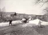 Snöröjning på Karlslunds gård, 1900