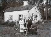 Familj utanför Charlottenlund under Karlslunds gård, 1890-tal