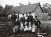 Familj framför rättarbostaden på Karlslunds gård, 1890-tal