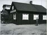 Västerås, Munkängen.
Erik Hjelmfelt framför Bergslagstransport AB:s byggnad på hamnområdet. 1948.