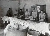 Tvätterskor i mejeribyggnaden på Karlslunds gård, 1890-tal