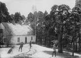 Snöbollskastning vid spannmålsboden på Karlslunds gård, 1900