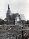 Vila i gräset vid Längbro kyrka, ca 1900