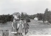 Barn vid norra kvarnen på Karlslunds gård, 1890-tal