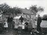 Familj vid Snavlunda under Karlslunds gård, 1890-tal