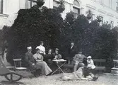 Systrarna Sjöcrona och familjen Dieden i bersån på Karlslunds gård, 1890-tal