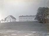 Huvudbyggnad med flyglar på Karlslunds gård, 1875
