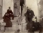 Familjen Dieden på herrgårdstrappan på Karlslunds gård, 1890-tal