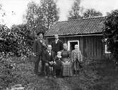 Familj framför huset Motorp på Karlslunds gård, 1890-tal