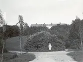 Pojke i parken på Karlslunds gård, 1890-tal