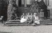 Sjuksköterskeelever på Karlslunds gårds trappa, 1940-tal