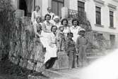 Sjuksköterskeelever och barn på Karlslunds gårds trappa, 1940-tal