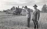 Fabian Wrede och inspektor Lorentz Forsberg inspekterar skördetröska på Karlslunds gård, 1940-tal